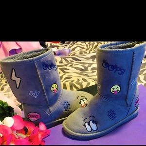 “THE PLACE” EMOTICON BOOTS/GRAY RUBBER BOTTOMS